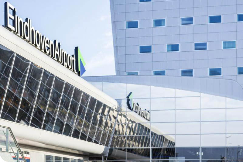 Strajk personelu lotniska Eindhoven .  Odwołane loty , zdezorientowani podróżni , ogólny chaos. 