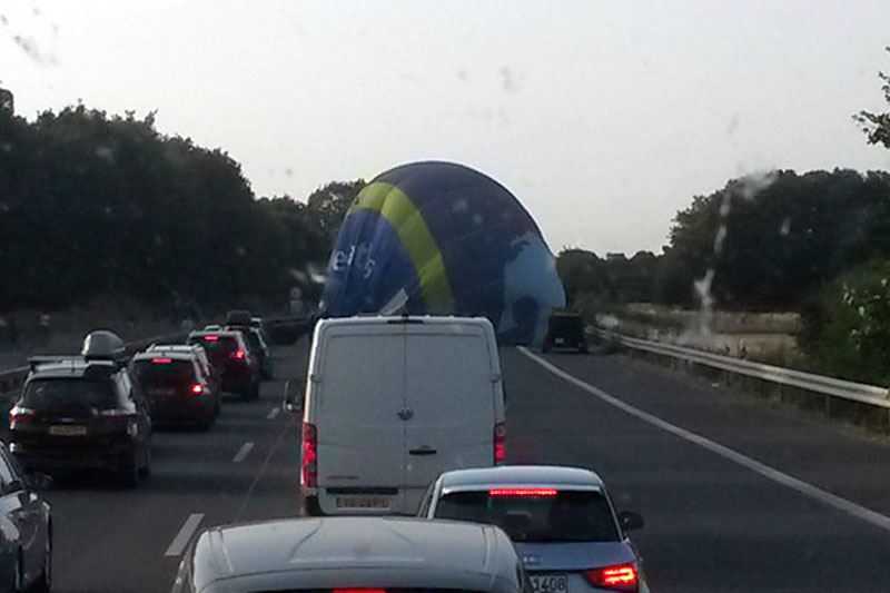 Awaryjne lądowanie balonu na autostradzie w Niemczech w Noordrijn-Westfalen.