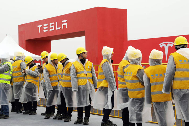Elon Musk, właściciel Tesli ,otwiera pierwszą fabrykę poza USA .