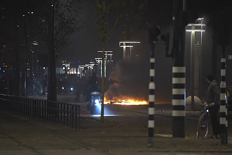 Niespokojnie również w Hadze, walka z policją trwa w najlepsze. 