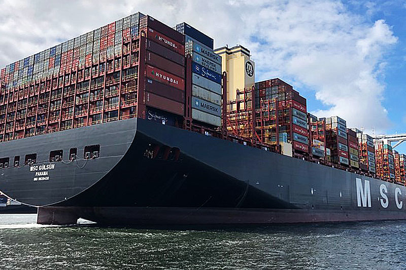 Potężny kontenerowiec wielkości czterech boisk piłkarskich wpłyną do portu Rotterdam. 