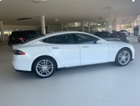 PiÄ™kna , cicha w peÅ‚ni elektryczna , BiaÅ‚a dama , Tesla 85 S. 